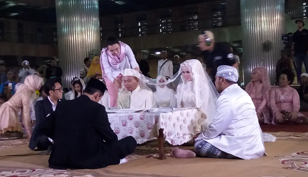 Setelah menggelar akad nikah hari ini, Vicky Prasetyo dan Angel Lelga akan menggelar pesta nikah secara mewah keesokan harinya, Sabtu (10/2) di kawasan Ancol, dengan melibatkan kapal pesiar dan helikopter. (Nurwahyunan/Bintang.com)