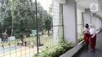 Pelajar melewati koridor sekolah di SDN Ragunan 08 yang termasuk sekolah berkonsep net zero carbon di Jakarta, Kamis (29/9/2022). Pemprov DKI telah meresmikan empat sekolah berkonsep net zero carbon atau bangunan dengan emisi rendah yang sebagian energinya dipasok dari sumber energi terbarukan sehingga emisi karbonnya sangat minim. (Liputan6.com/Herman Zakharia)