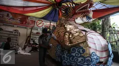 Pekerja saat menyelesaikan hiasan mobil Naga di Vihara Saddhapala, Jakarta, Jumat (22/4/2016). Persiapan tersebut dilakukan untuk Pindapata Gema Waisak 2560 BE pada tanggal 24 April di Kota Tua. (Liputan6.com/Faizal Fanani)