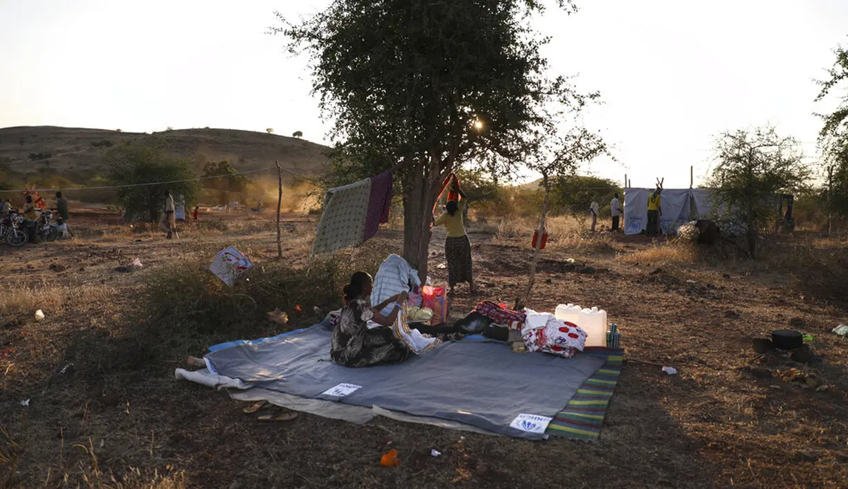 Pengungsi Ethiopia berkumpul di wilayah Qadarif, Sudan, Rabu (18/11/2020). Badan Pengungsi PBB mengatakan konflik yang berkembang di Ethiopia telah mengakibatkan ribuan orang melarikan diri dari wilayah Tigray ke Sudan. (AP Photo/Marwan Ali)