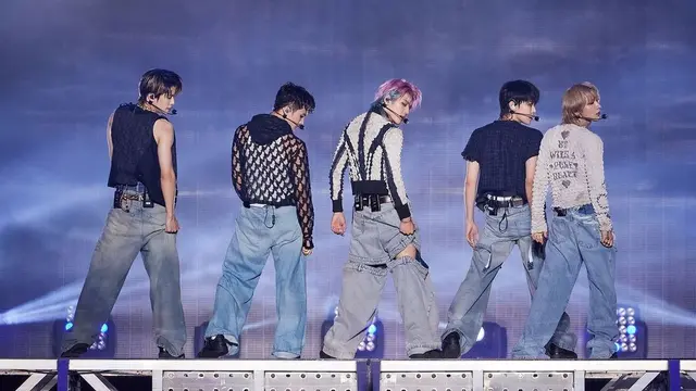 Unit NCT U yang membawakan "Baggy Jeans"