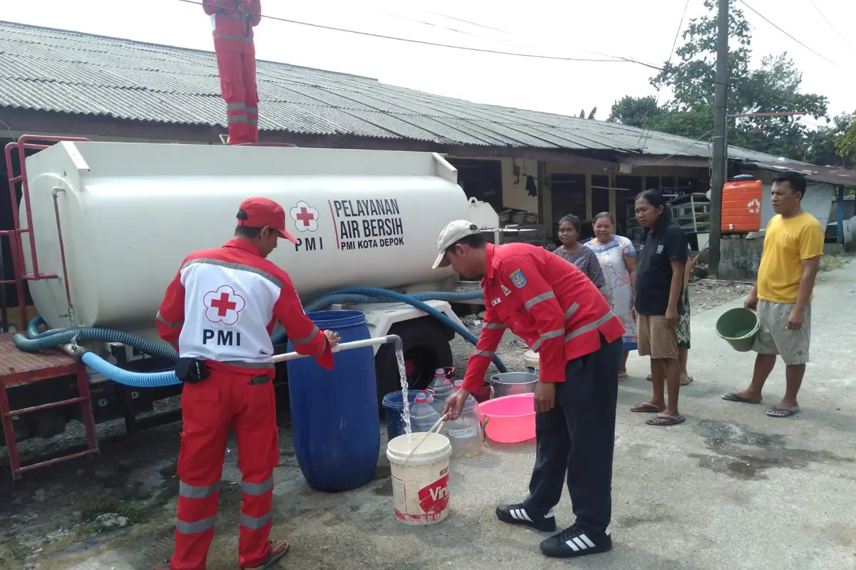 PMI Kota Depok memberikan distribusi air bersih kepada warga yang mengalami kekeringan di RW15, Kemirimuka, Depok
