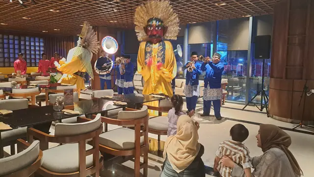 Selama Ramadhan, restoran di hotel bintang lima, JHL Solitaire Gading Serpong, Kabupaten Tangerang, Banten diubah menjadi Kampung Betawi.