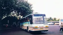 Bus malam milikn PO Safari Dharma Raya yang menggunakan bus berjenis Neoplan dari Karoseri Adi Putro. (Source: instagram.com/@busklasik)