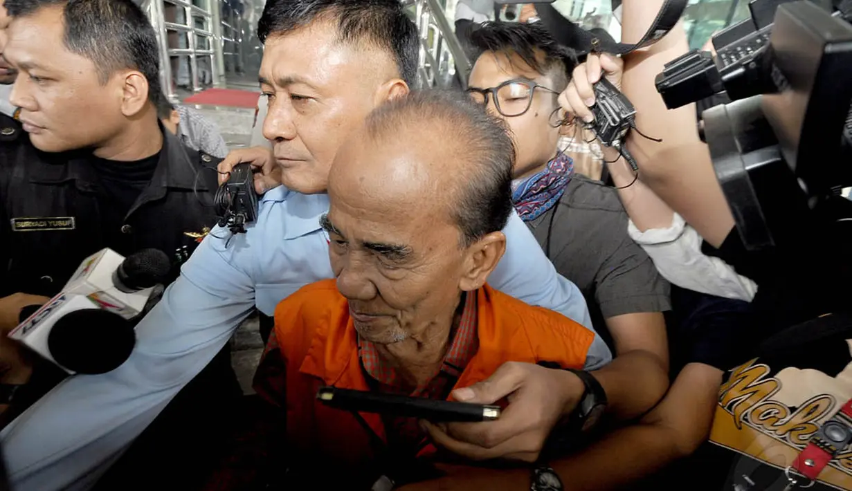 Tersangka kasus dugaan suap alih fungsi hutan industri di Riau yang juga Gubernur Riau non aktif Annas Maamun usai menjalani pemeriksaan oleh KPK, Jakarta, Kamis (22/11/2014). (Liputan6.com/Miftahul Hayat)  