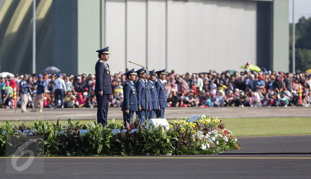 Kepala Staf Angkatan Udara (KSAU), Marsekal TNI Hadi Tjahjanto memimpin upacara peringatan Hari Ulang Tahun (HUT) ke-71 di Taxi Way Skuadron Udara Bandara Halim Perdanakusuma, Jakarta, Minggu (9/4). (Liputan6.com/Faizal Fanani)