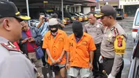 Dua dari tiga anggota kawanan pencuri mobil yang ditembak lantaran melarikan diri dan nekat melawan polisi. (Foto: Liputan6.com/Muhamad Ridlo)