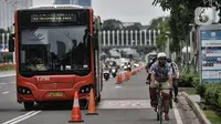 Pengguna sepeda saat berkeliling di Jalan Jenderal Soedirman, Jakarta, Minggu (11/10/2020). Pemprov DKI Jakarta juga memberi kelonggaran aktivitas perkantoran namun dengan pembatasan 50 persen dari kapasitas yang disediakan. (merdeka.com/Iqbal S. Nugroho)