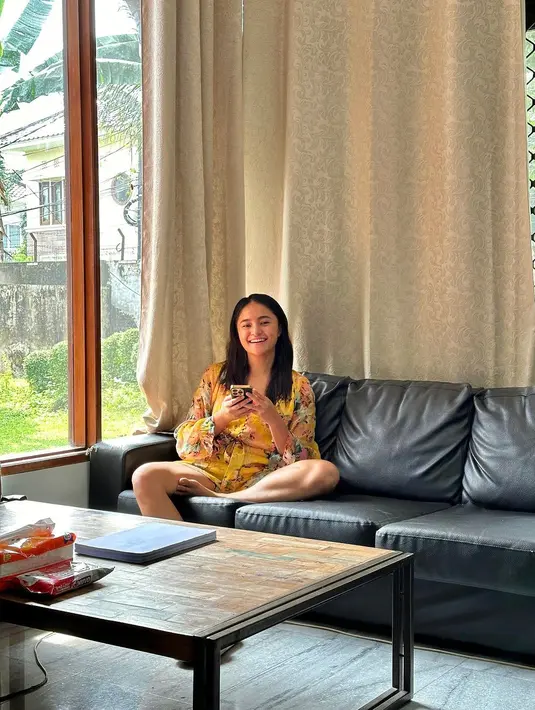 Momen Marshanda sedang bersantai di rumah mengenakan baju rumah berwarna kuning dan tersenyum cantik ke arah kamera. [Foto: Instagram/marshanda99]