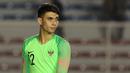 Kiper Timnas Indonesia U-22, Nadeo Argawinata, mengamati rekannya saat melawan Singapura U-22 pada laga SEA Games 2019 di Stadion Rizal Memorial, Manila, Kamis (28/11). Indonesia menang 2-0 atas Singapura. (Bola.com/M Iqbal Ichsan)