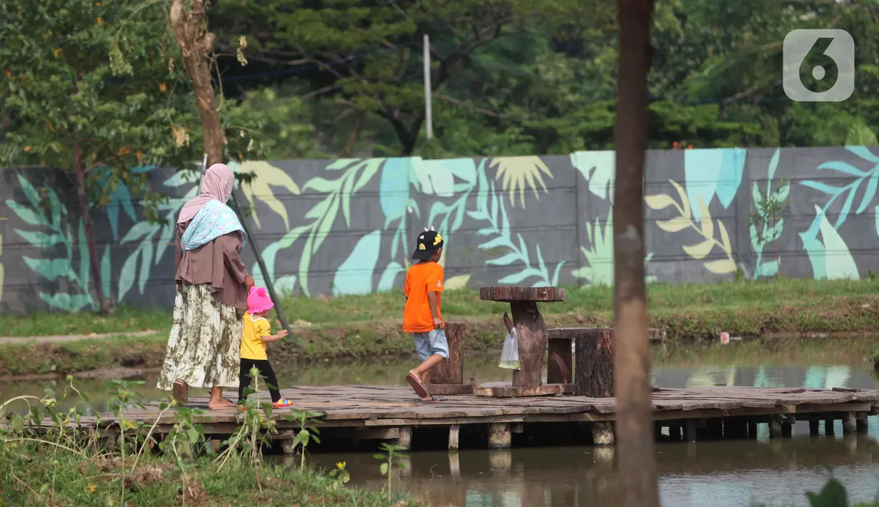 Anak-anak mengunjungi kawasan Taman Jalur Hijau Kosambi, Jakarta Barat, Sabtu (8/1/2022). Di taman ini bukan hanya ruang terbuka hijau yang sangat bagus untuk berswafoto tetapi juga terdapat berbagai hewan untuk mengedukasi anak-anak yang datang berkunjung. (Liputan6.com/Angga Yuniar)