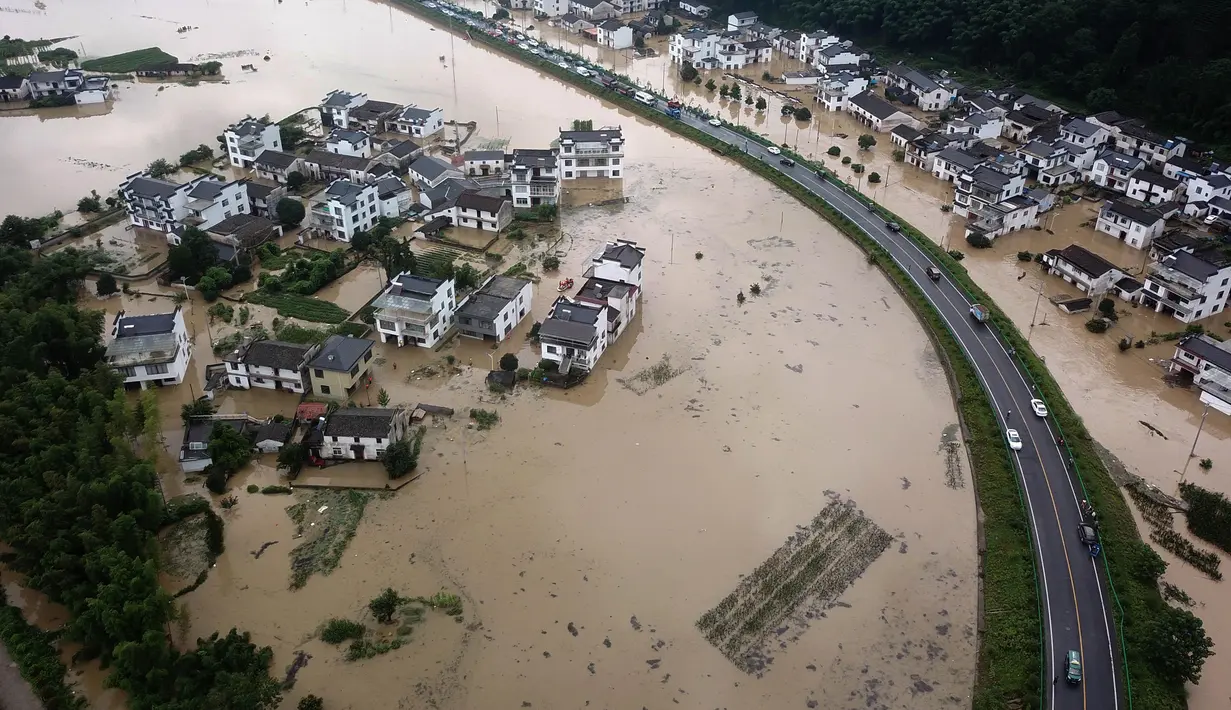 Foto udara memperlihatkan kondisi banjir yang merendam Desa Baiguoshu di Sankou, Kota Huangshan, Provinsi Anhui, China, Senin (6/7/2020). Badan Meteorologi Provinsi Anhui memprediksi banjir bandang berpotensi besar menerjang kota Huangshan, Chizhou, Tongling, dan Anqing. (Xinhua/Shi Yalei)
