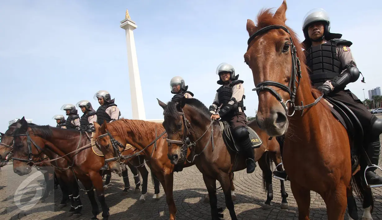 Sejumlah pasukan berkuda Polri mengikuti apel kesiapsiagaan pengamanan tahap kampanye Pilkada Serentak 2017 di Lapangan Silang Monas, Jakarta, Rabu (2/11). Apel pasukan dipimpin inspektur upacara Panglima TNI dan Kapolri (Liputan6.com/Immanuel Antonius)
