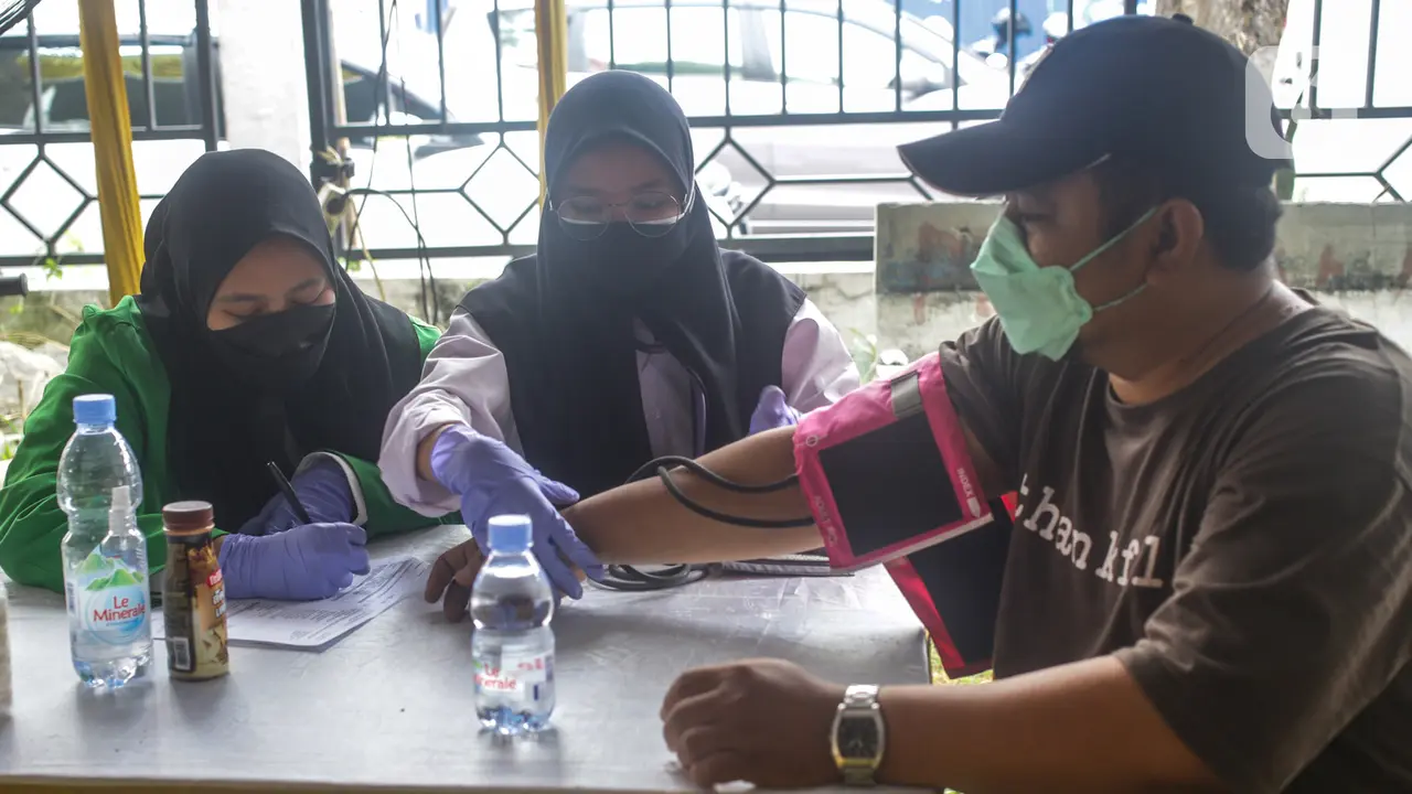 Vaksinasi COVID-19 Massal di Bekasi