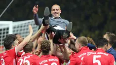 Bayern Munchen meraih gelar DFB Pokal setelah menang adu penalti atas Borussia Dortmund di Olympiastadion Berlin, Sabtu (25/5/2016). Ini adalah persembahan terakhir pelatih Pep Guardiola. (AFP/DPA/Kay Nietfeld)