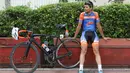 Pebalap dari Tim Pegasus, Tria Lars terpaksa keluar dari lintasan karena terkena masalah dengan ban sepedanya saat ajang balap Tour de Jakarta di Jakarta, Sabtu (30/7/2016). (Bola.com/Nicklas Hanoatubun)