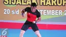 Lifter Jawa Barat, Deni berteriak saat berhasil mengangkat beban 183kg clean and jerk kelas 69kg PON XIX Jabar di Gymnasium Si Jalak Harupat, Kab Bandung, Rabu (21/9). Deni meraih emas dengan total angkatan 328kg. (Liputan6.com/Helmi Fithriansyah)