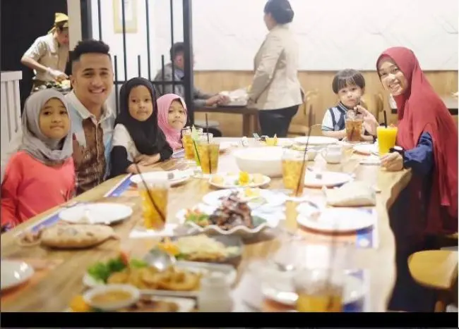 Irfan Hakim ajak istri dan keempat anaknya buka puasa bersama (Foto: Instagram)