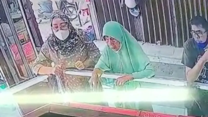 Cuplikan CCTV yang merekam seorang nenek menjual emasnya tanpa sadar karena diduga terpengaruh gendam.