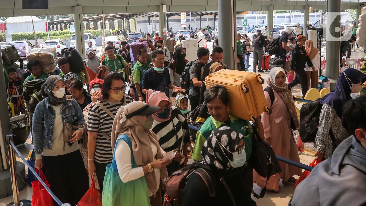 Stasiun Senen mulai dipadati pemudik Nataru