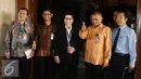 Ketua KPK, Agus Rahardjo (kedua kanan) bersama para pimpinan KPK menyapa pewarta jelang melakukan pertemuan tertutup dengan Jaksa Agung, HM Prasetyo di gedung Kejaksaan Agung di Jakarta, Selasa (5/1/2016). (Liputan6.com/Helmi Fithriansyah)