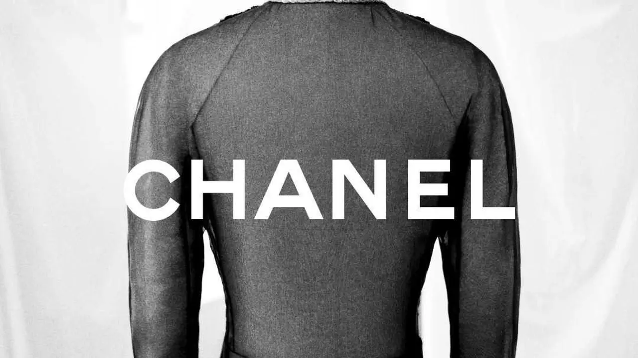 Margaret Qualley Kunjungi Ekshibisi Perdana Gabrielle Chanel. Fashion Manifesto