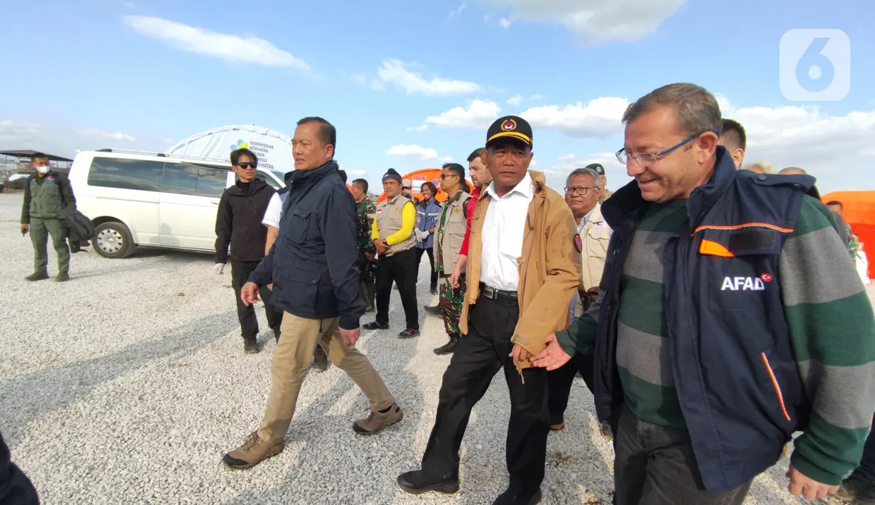 <p>Menteri Koordinator Bidang Pemberdayaan Manusia dan Kebudayaan (Menko PMK) Muhadjir Effendy meninjau posko emergency medical technician (EMT) di Distrik Hassa, Provinsi Hatay, Turki, Rabu (22/3/2023). Dalam kunjungannya, Muhadjir sempat meninjau fasilitas rumah sakit lapangan dan fasilitas lainnya dalam membantu pengungsi korban gempa Turki. (Liputan6.com/Andry Haryanto)</p>