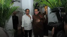 Jokowi bertemu dengan Ketua DPD RI Irman Gusman di sebuah restoran kawasan Cikini, Jakarta, (11/9/14). (Liputan6.com/Herman Zakharia)