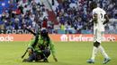 Akhirnya aktivis tersebut mendarat dengan selamat diposisi yang berdekatan dengan pemain Timnas Jerman, Antonio Rudiger. (Foto: AP/Pool/Matthias Hangst)