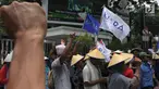 Massa Koalisi Rakyat untuk Keadilan Perikanan (KIARA) berunjuk rasa di depan Gedung Kementerian Kelautan dan Perikanan, Jakarta, Rabu (17/10). Mereka menuntut tidak ada lagi perampasan ruang hidup masyarakat pesisir Indonesia. (Merdeka.com/Imam Buhori)
