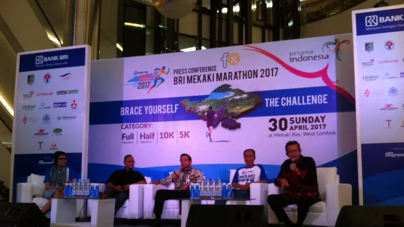 Bupati Lombok Barat Fauzan Khalid (dua dari kanan) pada konferensi pers jelang BRI Mekaki Marathon 2017 di Jakarta, Jumat (21/4/2017). Ajang ini rencananya diikuti ribuan peserta. (Liputan6.com/Harley Ikhsan)