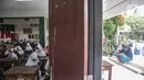 Orang tua murid saat menunggu anaknya mengikuti MPLS di SD Negeri Jati 06 Pagi, Pulogadung, Jakarta Timur, Senin (11/7/2022). Dinas Pendidikan Dan Kebudayaan Provinsi DKI Jakarta memulai Tahun Ajaran Baru 2022/2023 pada hari ini secara Pembelajaran Tatap Muka (PTM) 100 persen. (merdeka.com/Iqbal S. Nugroho)
