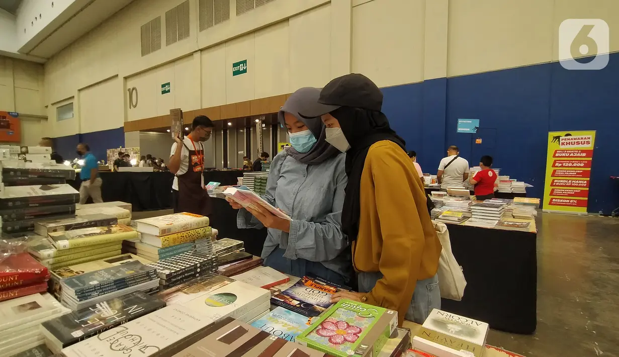 Pengunjung melihat koleksi buku di Bazar Buku Internasional "Big Bad Wolf Books" (BBW) di ICE BSD City Hall 9-10, Tanggerang, Jumat (25/11/2022). Selain buku internasional, tersedia pula buku Indonesia dari sekitar 50 penerbit Indonesia yang telah dikuratori oleh Mizan Publishing. (Liputan6.com/Magang/Aida Nuralifa)