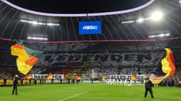 Penghormatan itu dilakukan penggemar Timnas Jerman dengan menampilkan gambar wajah keempat pesepak bola tersebut dengan koreo bertuliskan "Legenden" dengan nuansa bendera Jerman yang dibentuk di seluruh tribune belakang gawang. (AFP/Alexandra Beier)