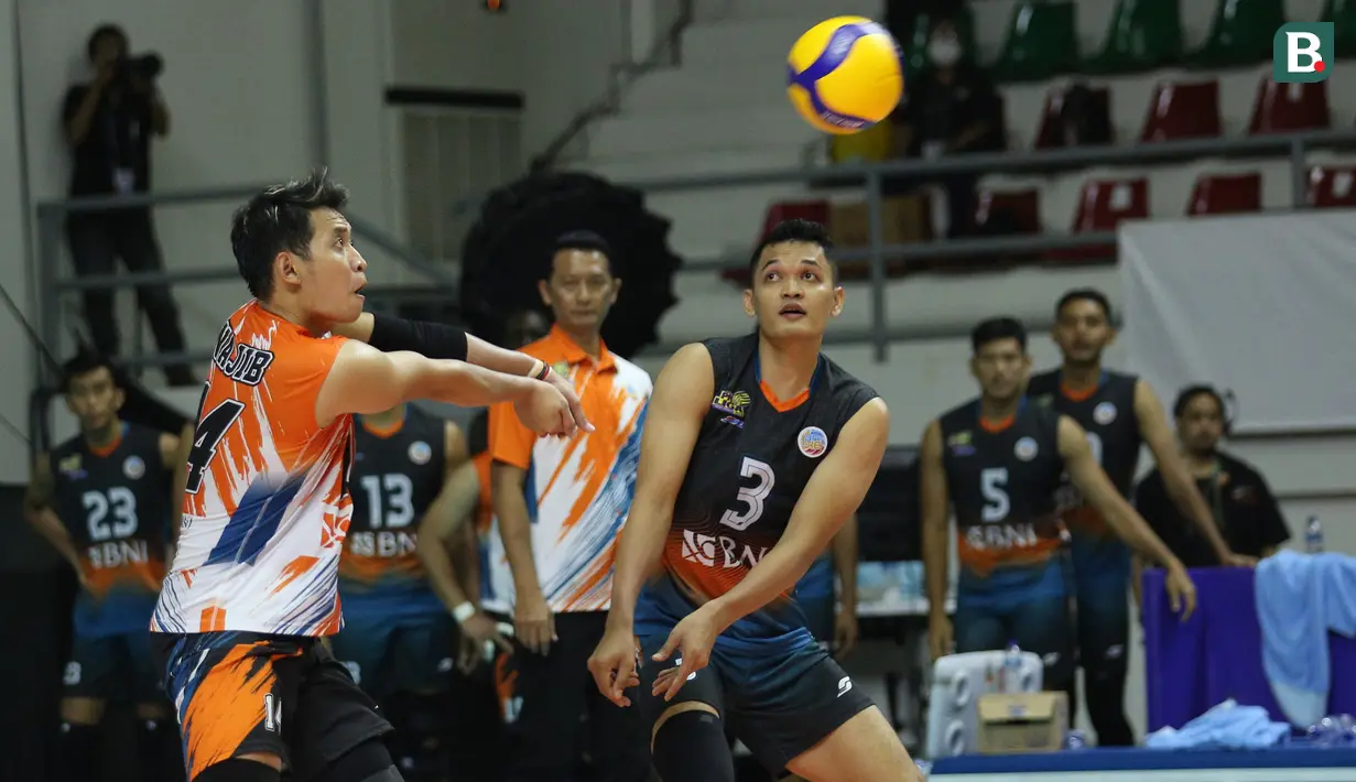 Pemain Jakarta BNI 46, Muhammad Syaifudin Najib (kiri) berusaha mengembalikan bola saat menghadapi Jakarta Pertamina Pertamax dalam laga perebutan tempat ke-3 PLN Mobile Proliga 2022 di Padepokan Voli Jenderal Polisi Kunarto, Sentul, Minggu (27/03/2022). (Bola.com/Bagaskara Lazuardi)