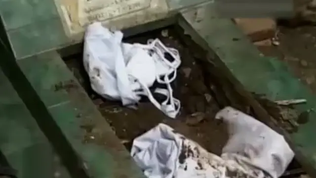 Kain Kafan Ditemukan di Atas Makam-Pameran Perlengkapan Militer