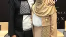 Kakak dari Shireen Sungkar ini terus mengembangkan inovasi dalam menciptakan rancangan busana muslimah. Tema hitam putih tenun kain songket dipilih Zaskia untuk baju yang bakal ditampilkan dalam event bergengsi tersebut. (Nurwahyunan/Bintang.com)