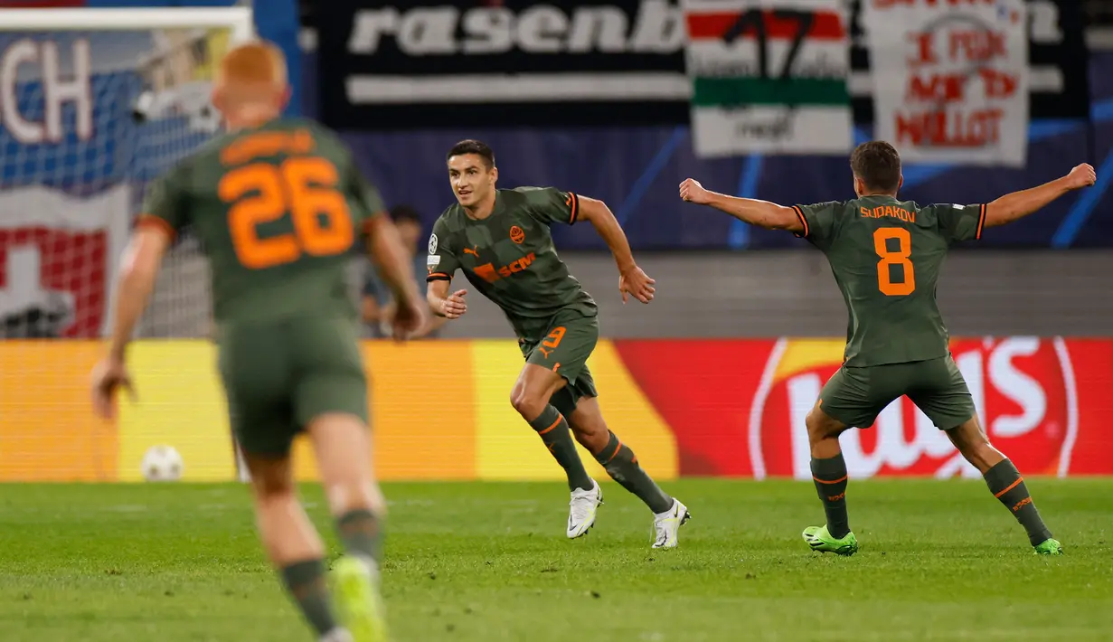 Maryan Shved. Sayap kanan Ukraina berusia 25 tahun ini didatangkan Shakhtar Donetsk pada hari terakhir bursa transfer musim panas 2022/2023 dari klub Belgia, KV Mechelen dengan nilai transfer 1 juta euro. Ia langsung mencetak gol dalam laga debutnya bersama Shakhtar Donetsk di Liga Champions musim 2022/2023. Dua golnya ikut membawa Shakhtar Donetsk menang 4-1 atas tuan rumah RB Leipzig di fase Grup F (6/9/2022). (AFP/Odd Andersen)
