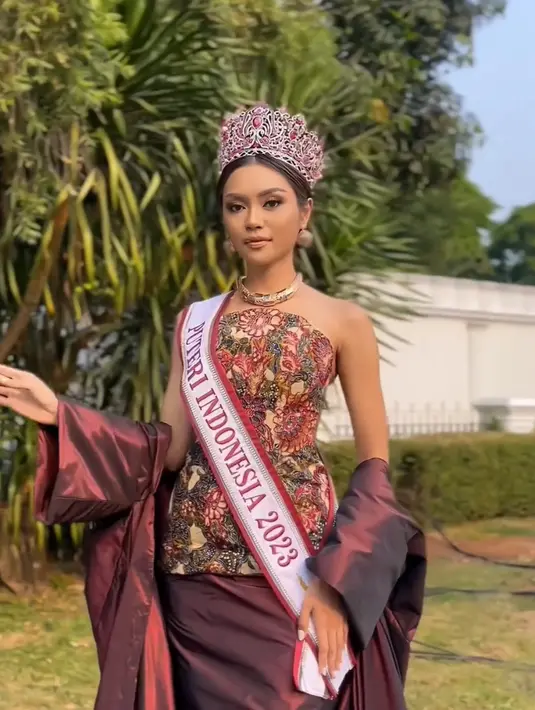 Farhana semakin tampil elegan mahkota dan perhiasannya, dengan makeup flawless yang cocok dengan tampilannya tersebut. [@attan_bahrum]