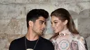 Seperti beberapa waktu lalu Zayn mengunggah sebuah foto di instastorynya, terlihat dalam foto itu berada di depan cermin Zayn memeluk Gigi dari belakang dan mencium mesra pipi kekasih hatinya itu.  (doc.dailymail.com)