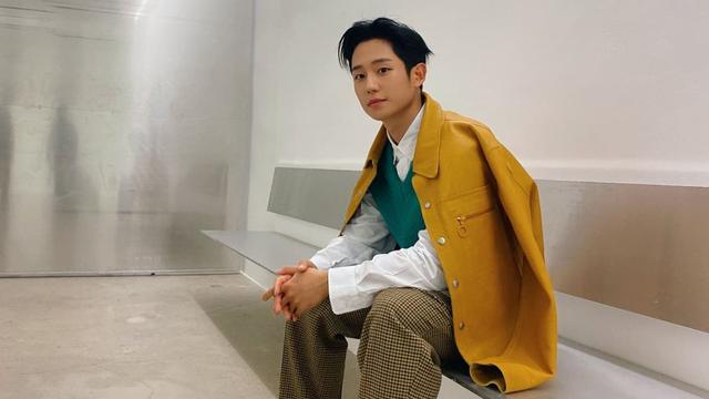 FOTO: Gaya Kasual Jung Hae In, Tetap Tampil Stylish dan Menawan