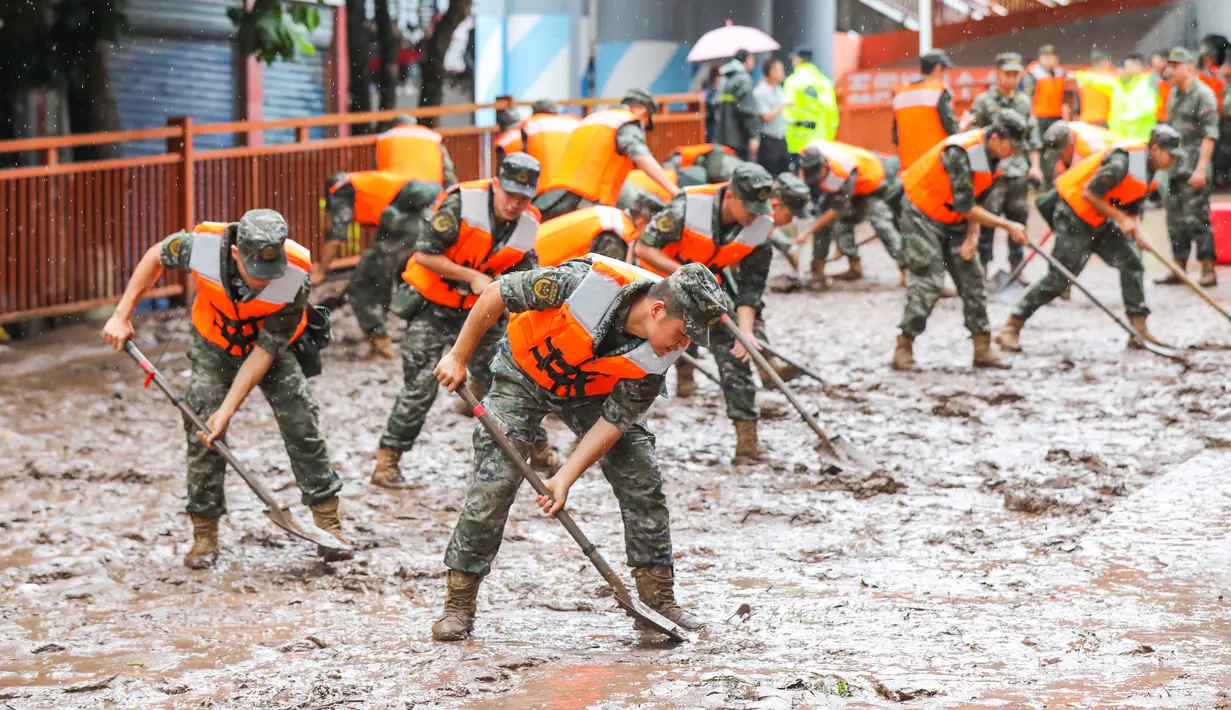 Pihak berwenang China telah memperingatkan akan adanya cuaca ekstrem dan "beberapa bencana alam" di bulan depan, karena hujan lebat merusak infrastruktur dan memaksa ribuan orang dievakuasi. (STR/AFP)