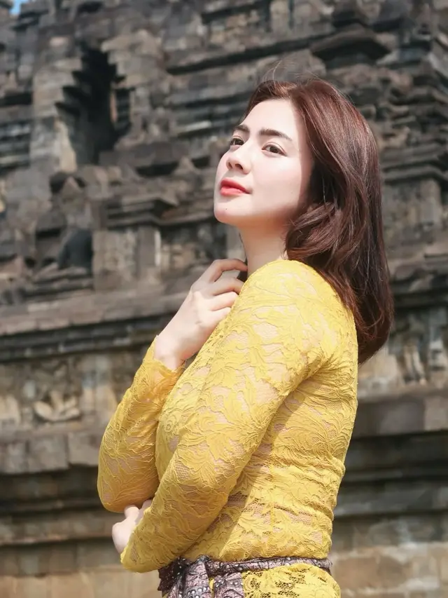 Kebaya Felicya Angelista saat Liburan