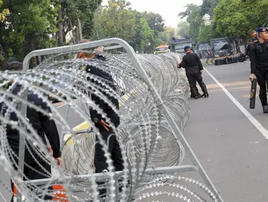 Personel Brimob berjaga di depan Gedung Mahkamah Konstitusi (MK), Jakarta, Selasa (25/6/2019). Jelang sidang pembacaan putusan akan digelar pada Kamis (27/6), penjagaan di sekitar Gedung Mahkamah Konstitusi diperketat. (Liputan6.com/Helmi Fithriansyah)