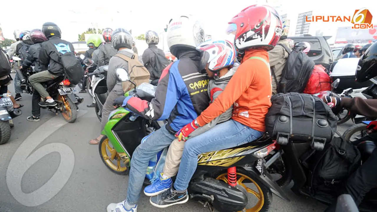 1-pemudik-motor130803c.jpg