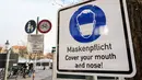 Tanda yang mengingatkan warga untuk memakai penutup mulut dan hidung terlihat di pasar di Munich (11/12/2020). Kasus penularan dan kematian harian COVID-19 di Jerman terus meningkat dan mencapai rekor tertinggi baru, menurut data dari Robert Koch Institute (RKI). (Xinhua/Philippe Ruiz)