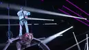 Rapper Travis Scott tampil di panggung di MTV European Music Awards 2017 di London, Minggu (12/11). Travis Scott terlihat menaiki replika atau robot burung saat tampil di MTV European Music Awards 2017. (Joel Ryan/Invision/AP)