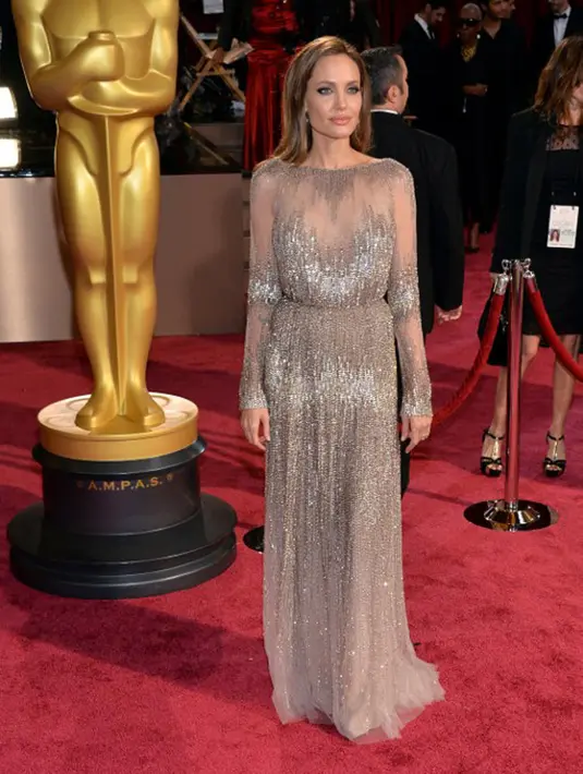 Di hari berikutnya, Jolie dan pria tersebut berbelanja di sebuah pasar tradisional. Berdasarkan toko perhiasan Seng Nam, pria misterius ini mengajak Jolie ke pasar Siem Reap dan membelikannya perhiasan emas. (AFP/Bintang.com)