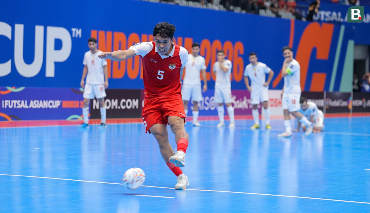 Pemain Timnas Futsal Indonesia, Israr Megantara gagal mengeksekusi tendangan penalti dalam laga final Piala Asia Futsal 2026 melawan Iran yang berlangsung di Indonesia Arena, Senayan, Jakarta, Sabtu (07/02/2026). (Bola.com/Bagaskara Lazuardi)