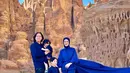 Cut Meyriska dan Roger Danuarta tengah berada di Timur Tengah. Setelah mengunjungi Dubai, kini mereka bertandang ke Al Ula. [@risiko cutratumey].